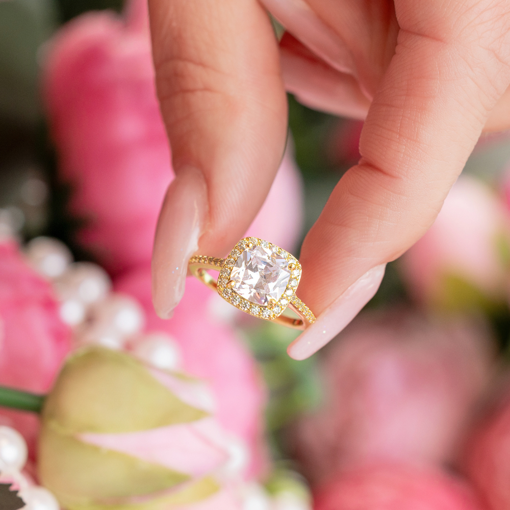 Dionne Engagement Ring in Gold - Classic and Elegant!