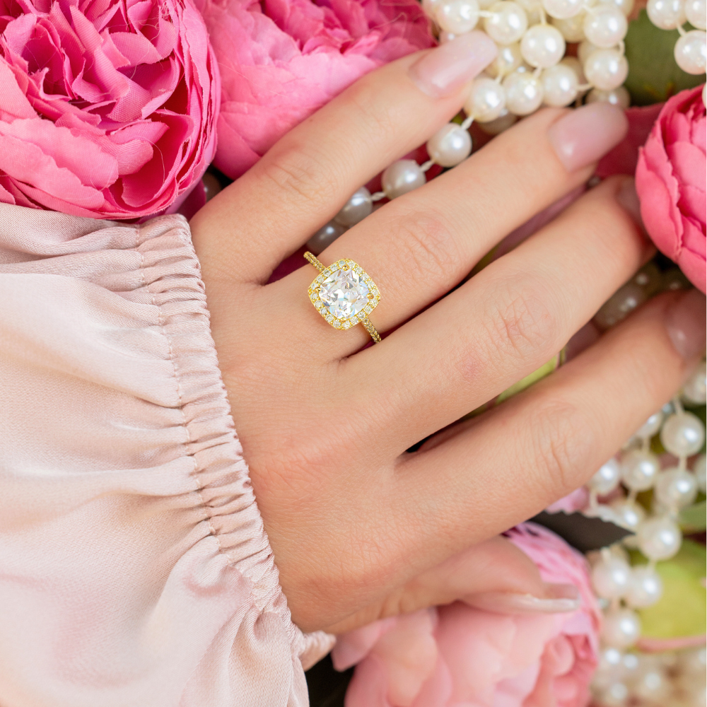 Dionne Engagement Ring in Gold - Classic and Elegant!